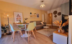 T2 quartier Mermoz, 2 places de parking privées